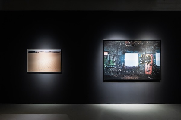 展览现场,理查德·朗的《撒哈拉足迹,埃及》(左)与乔万尼·欧祖拉的《三位一体》