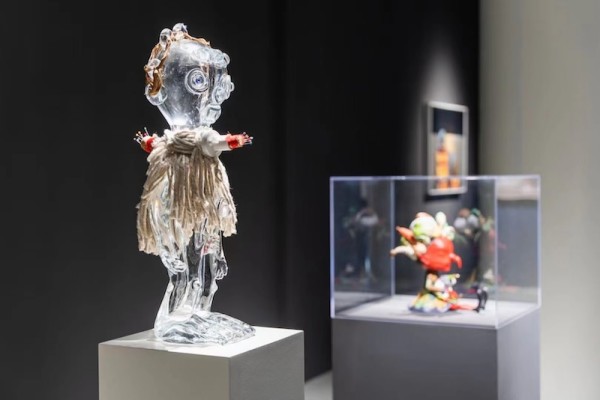 展览现场,帕斯卡尔·马尔蒂那·塔尤,《帕斯卡尔娃娃》水晶、综合材料,2019