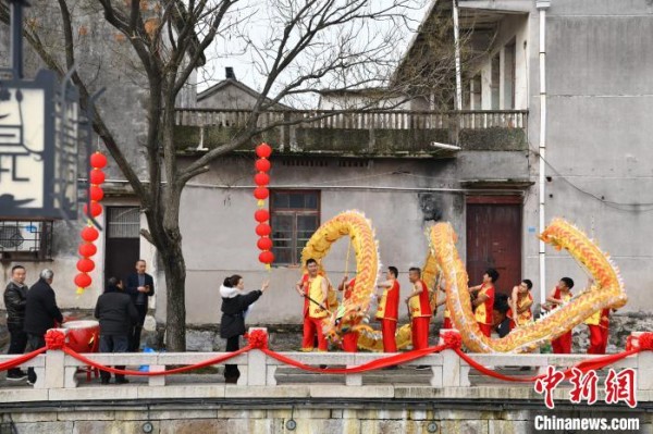 义皋村举办民俗活动 张栋 摄