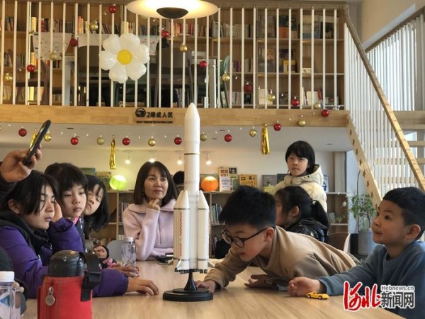 姜玉婵和乡村的孩子们。来源/姜玉婵供图