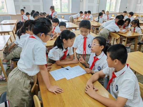 7月14日，辽宁大连市甘井子区春田小学开展绿色环保主题班会。新华社记者张博群摄