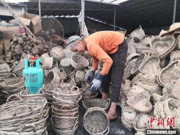 广西都安瑶族自治县地苏镇丹阳村藤编工艺品加工场。　杨强 摄