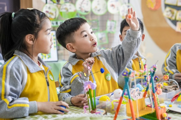 孩子们在利用废旧材料制作手工艺品。通讯员 吴拯 摄