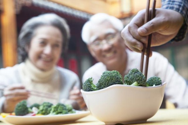 均衡营养是保证老年人长寿的关键：如何提升中老年人生活幸福感7