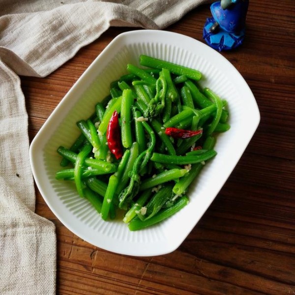 蒜蓉南瓜藤（附：撕瓜藤技巧）的做法