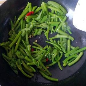 蒜蓉南瓜藤（附：撕瓜藤技巧）的做法 步骤8