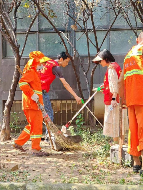 炎炎夏日不服“暑”清洁家园在行动.doc