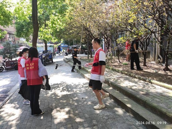 炎炎夏日不服“暑”清洁家园在行动.doc