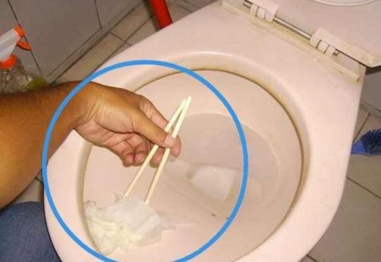 马桶盖发黄怎样清洁？4种窍门帮你轻松解决，立马洁净如新