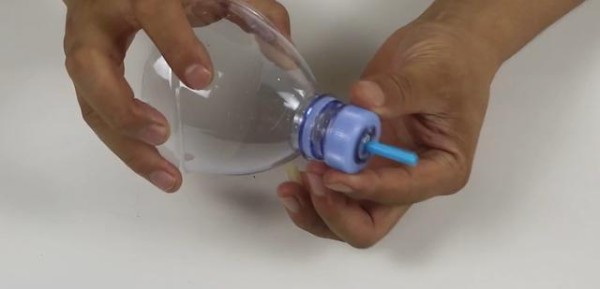 手机耳机孔有灰尘难清理？教你用吸管做成清理神器，简单好用