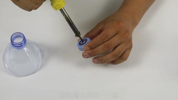 手机耳机孔有灰尘难清理？教你用吸管做成清理神器，简单好用