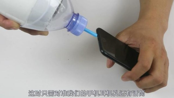 手机耳机孔有灰尘难清理？教你用吸管做成清理神器，简单好用
