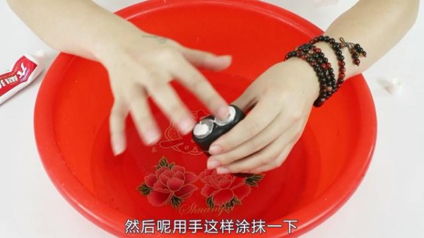 刮胡刀用久了很难清理？教你一招，省下不少买刮胡刀的钱