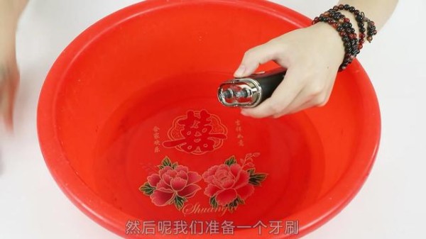 刮胡刀用久了很难清理？教你一招，省下不少买刮胡刀的钱