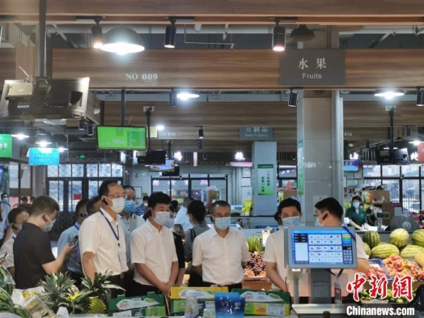 与会人员在骆家庄农贸市场考察。 中新社记者胡亦心 摄