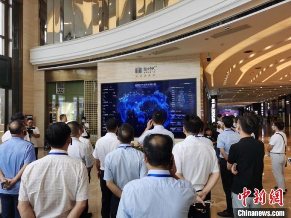 与会人员在新时代家居生活广场考察。 中新社记者胡亦心 摄