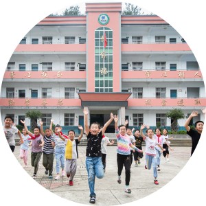 希望小学孩子们在快乐地奔跑