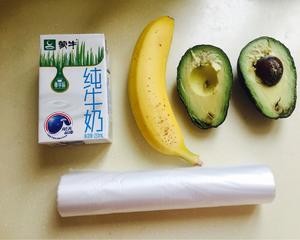 奶昔不用榨汁机=牛油果+香蕉+牛奶的做法 步骤1