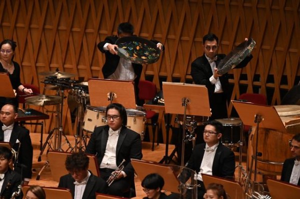 《中国厨房》演出现场,海洋鼓制造“热爆明虾”的音效 蔡磊磊 摄