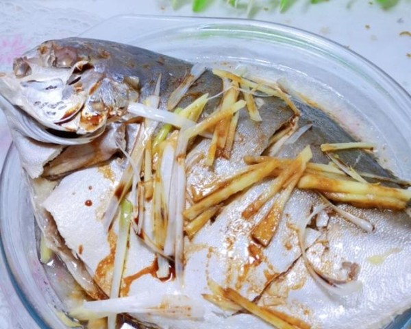 宝宝辅食:清蒸金鲳鱼的做法