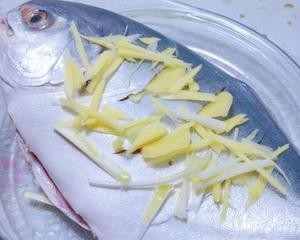 宝宝辅食:清蒸金鲳鱼的做法 步骤2