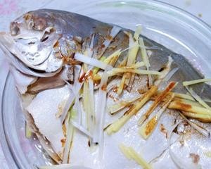 宝宝辅食:清蒸金鲳鱼的做法 步骤3