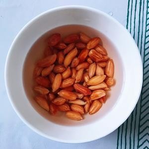 素食主义者—花生板栗蛋黄糯米饭的做法 步骤2