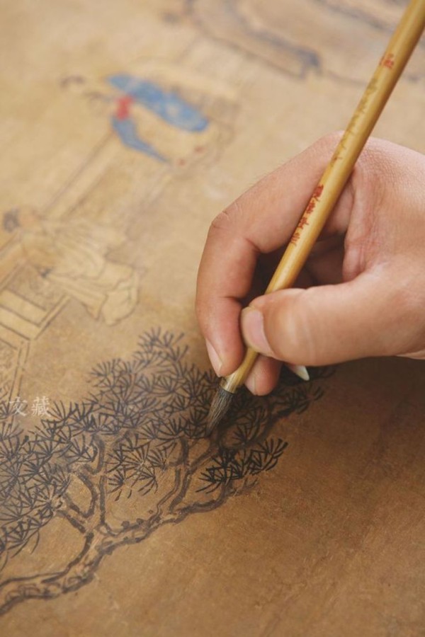 上海博物馆古画修复室：用毛笔将古画残缺的颜色补上。图片来源：视觉中国