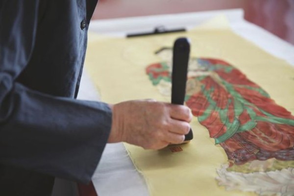 书画修复过程 北京盛轩辕艺术品保护与服务有限公司供图