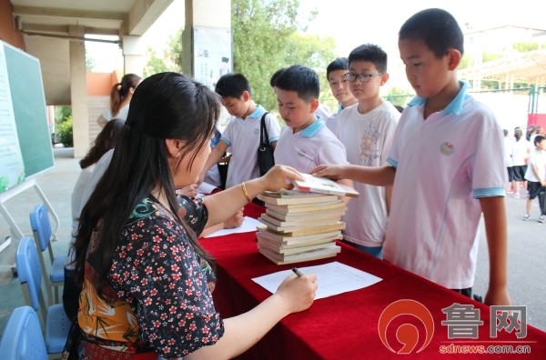 捐赠一本书 传递一份爱--东营市垦利区第二实验小学举办毕业年级图书捐赠活动