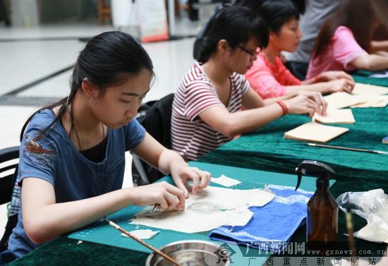 古籍修复技艺：用虔诚的心妙手回春(图)
