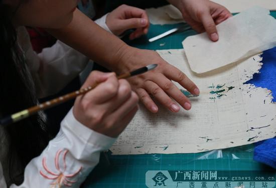 古籍修复技艺：用虔诚的心妙手回春(图)