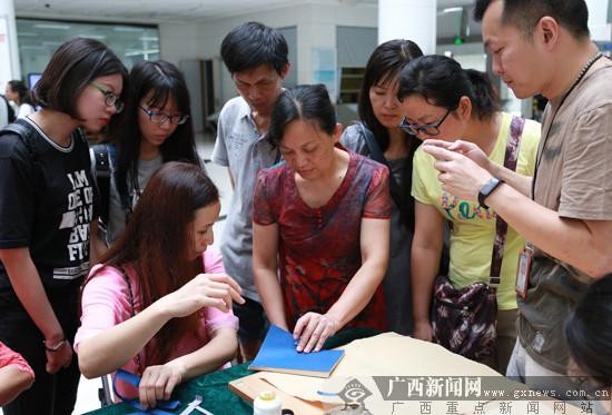 古籍修复技艺：用虔诚的心妙手回春(图)