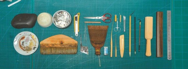 修复所使用的马蹄刀、三角刀、竹管排笔等各种工具。