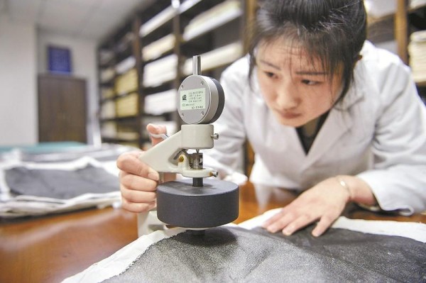 虽然是一门传统工艺，古籍修复也越来越注重现代技术的应用，纸张颜色、纤维度、配纸等重要信息都经过专业仪器测量。