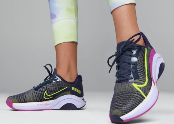 Una modelo con las Nike ZoomX SuperRep Surge
