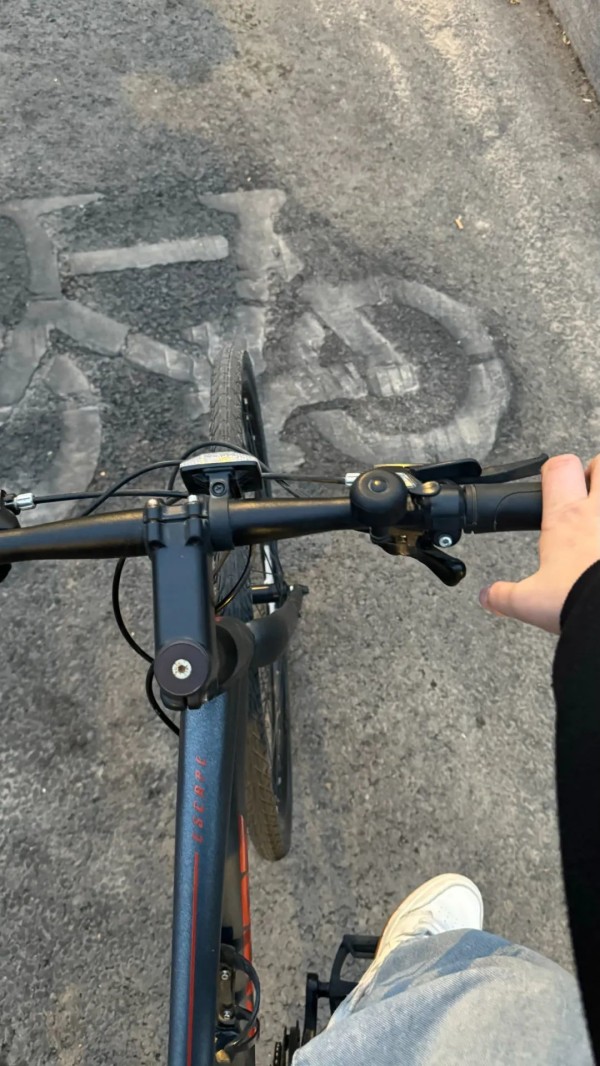靠息生活后，舒朗有了充足的时间骑车、遐想。（图/受访者提供）