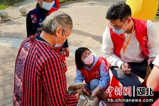 李春春(右二)带队进入湖滨社区给社区居民公益维修电器 胡伟文 摄