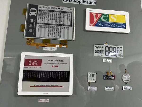 图为电子纸在公交站牌、温控器显示屏等方面的应用。(胡婧怡 摄影)