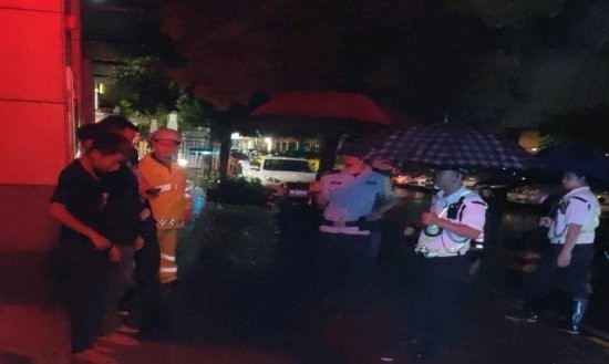 图:物业成功控制可疑男子并报警处理