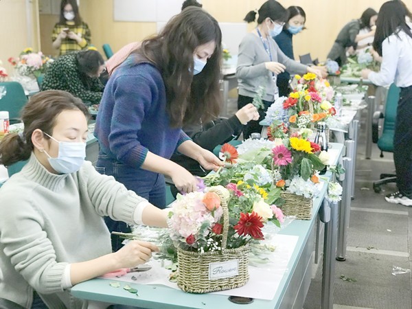 妇女节最受欢迎的活动NO.1-插花-花艺-感受生活之美-三八妇女节团建活动