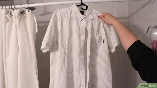 Step 2 试试把有褶皱的衣服放在浴室里。