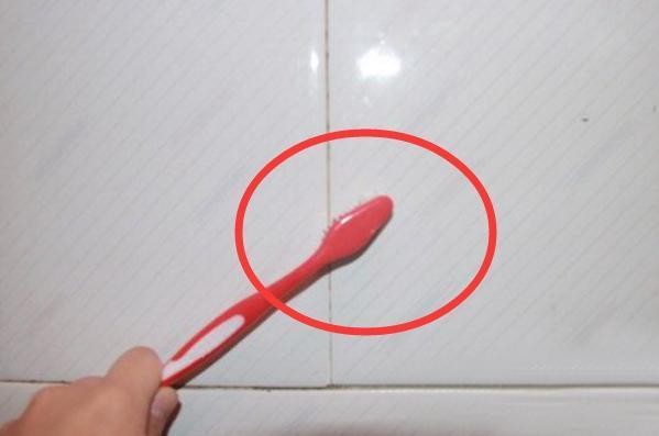家里瓷砖脏垢难擦洗？老保姆教你妙用厨房一物，锃亮如新还不粘灰
