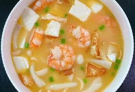 鲜虾菌菇豆腐汤