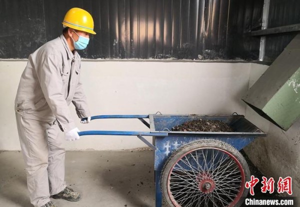 图为生活垃圾经过处理变为肥料。 刘玉桃 摄