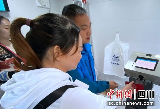  居民交上废旧物品（沿滩融媒 供图）