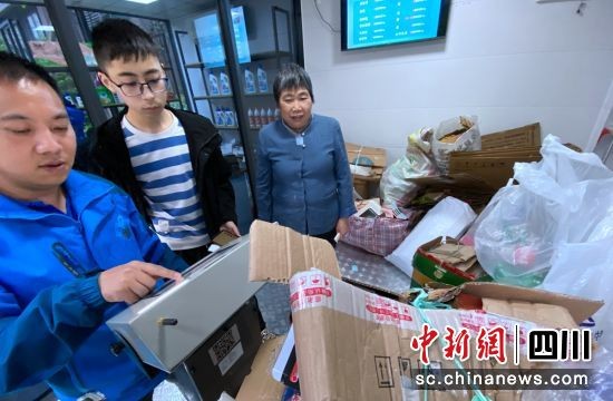  居民交上废旧物品（沿滩融媒 供图）