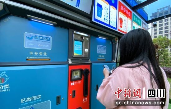 市民扫码使用（沿滩融媒 供图）