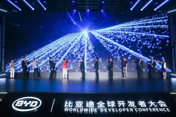 王传福：智能汽车是长了腿的超级手机 生态规模远超想象