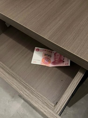 捡不捡？住酒店发现抽屉里有100元